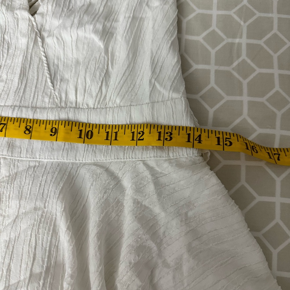 Short romper, jumpsuit, V cut at the top, crossed straps at the back - Picture 14 of 17
